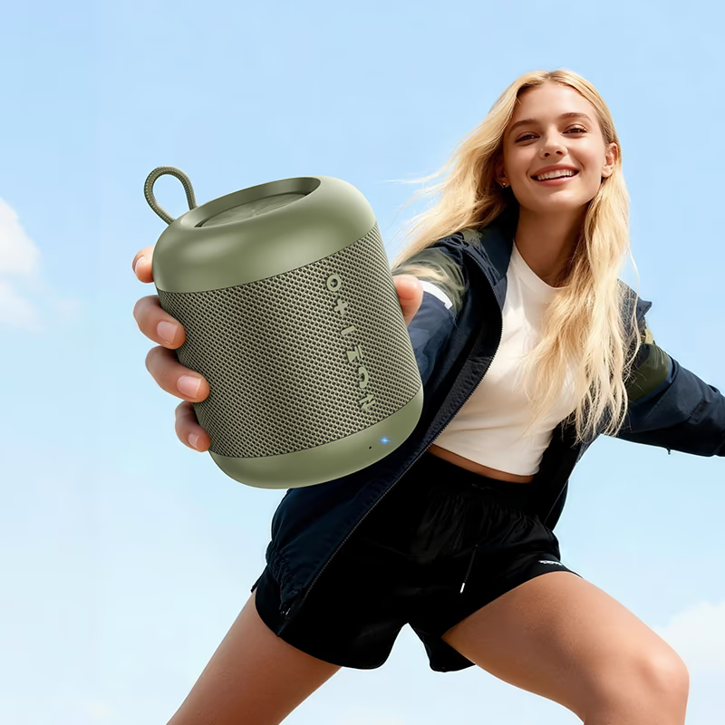 BOROFONE BR102 Gratificado sostenido en la mano, mostrando su tamaño compacto