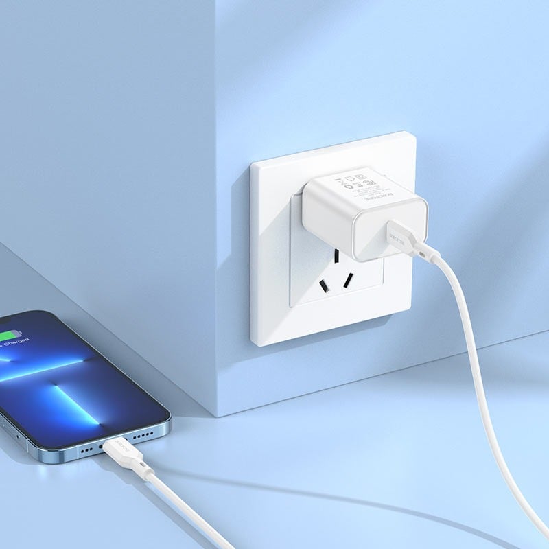 BOROFONE BA81A 20W en uso cargando un teléfono