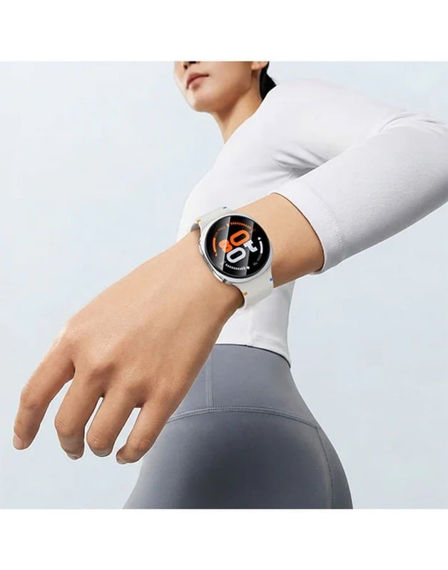 Persona usando el smartwatch HOCO Y43 durante actividad física