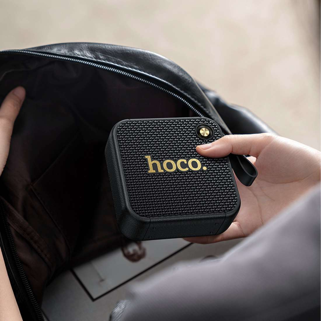 HOCO HT1 Marquis negro sostenido en la mano