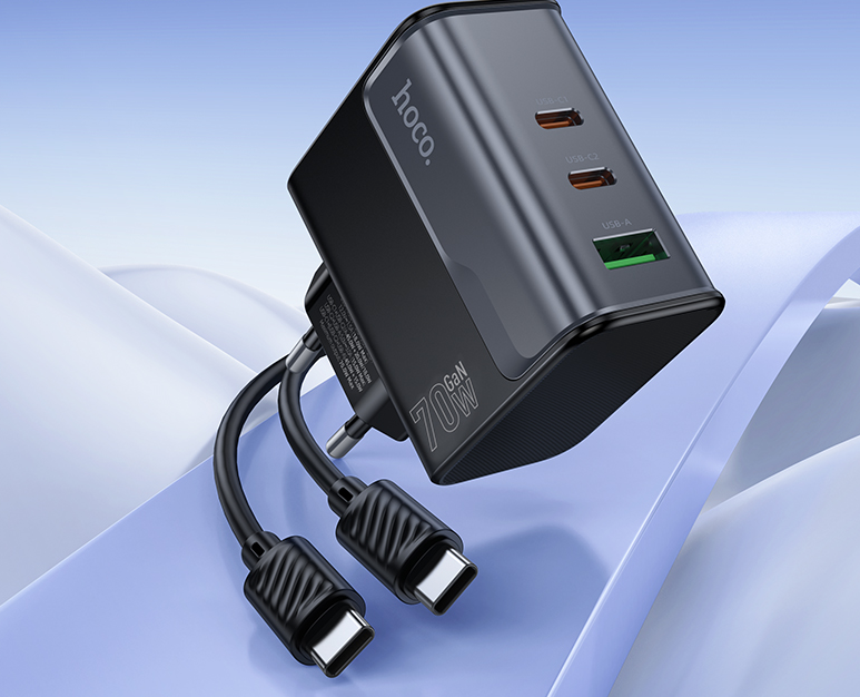 HOCO CS75A 70W cargando varios dispositivos
