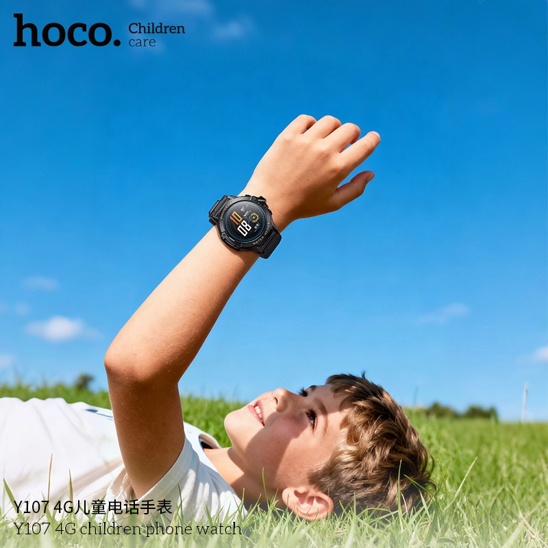Niño al aire libre usando el smartwatch HOCO Y107 4G