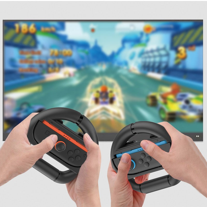Dos personas jugando con los volantes iPEGA PG-SW2054 frente a un juego de carreras