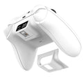 Batería recargable iPEGA PG-XBX030A blanca instalada en control Xbox con pantalla LED