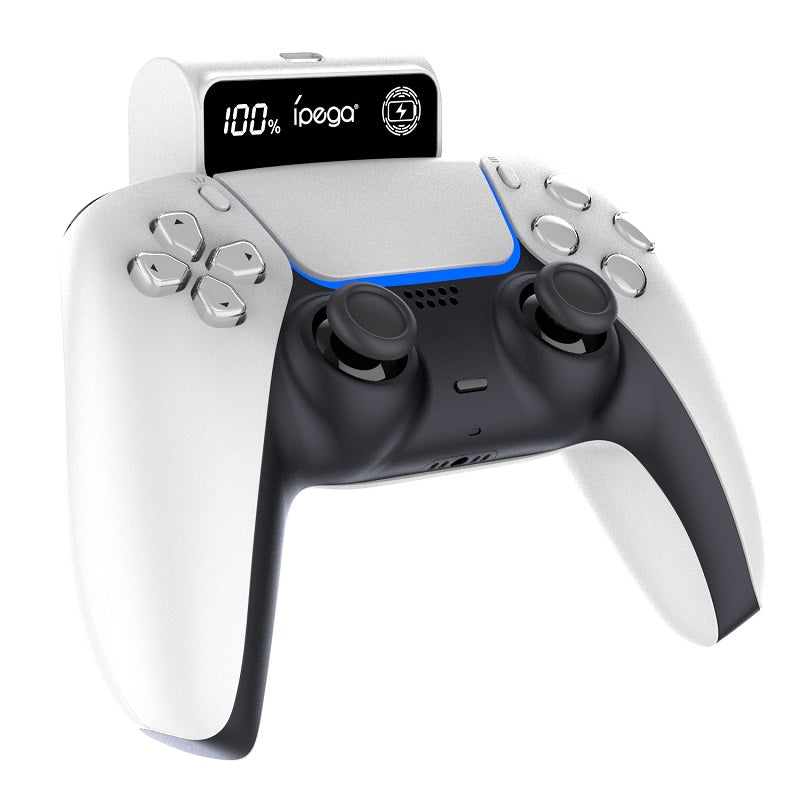 Control PS5 DualSense con batería externa iPEGA PG-P5060 en ángulo