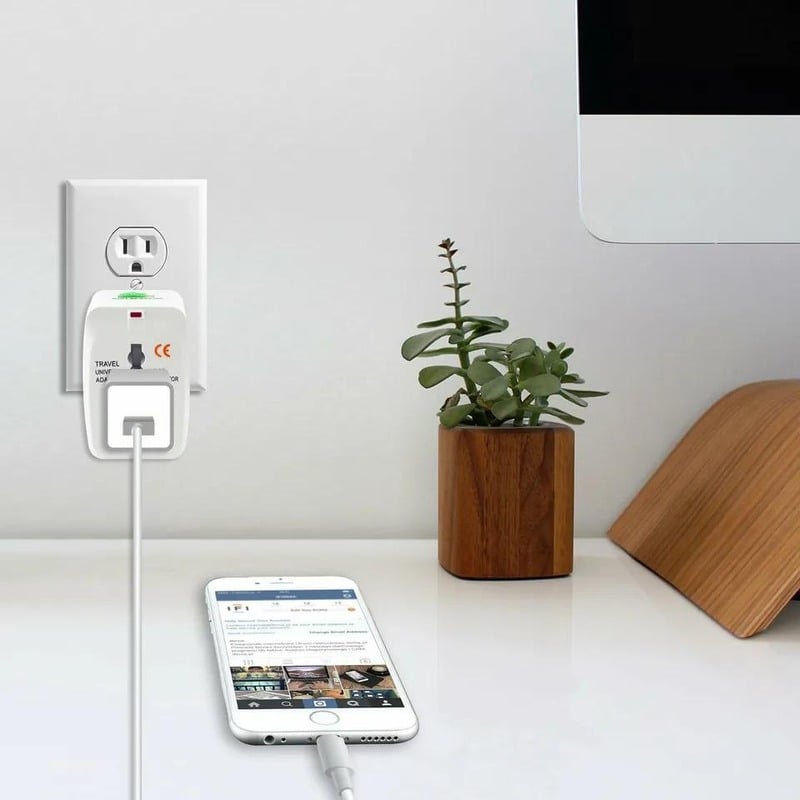 Adaptador de viaje universal blanco con cuatro conexiones