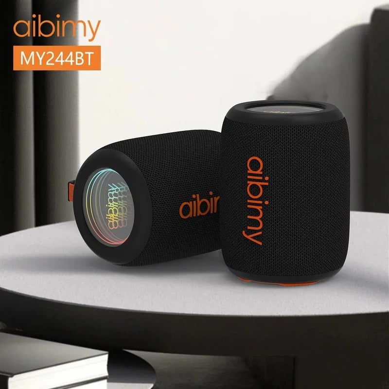 Dos parlantes AIBIMY MY244BT sobre una mesa blanca en un interior