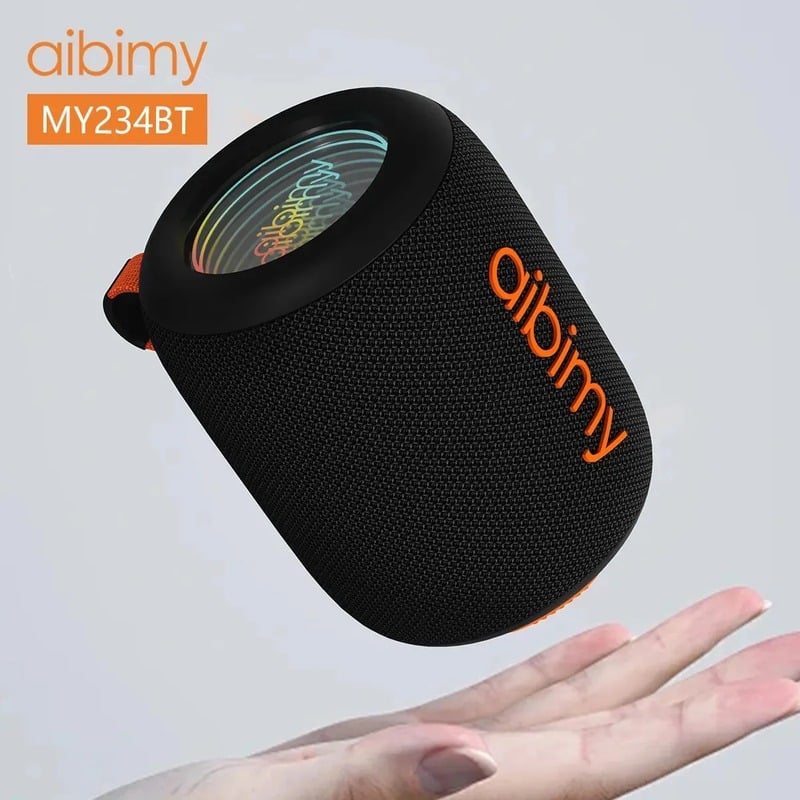 Parlante AIBIMY MY234BT sostenido en una mano, muestra su tamaño compacto