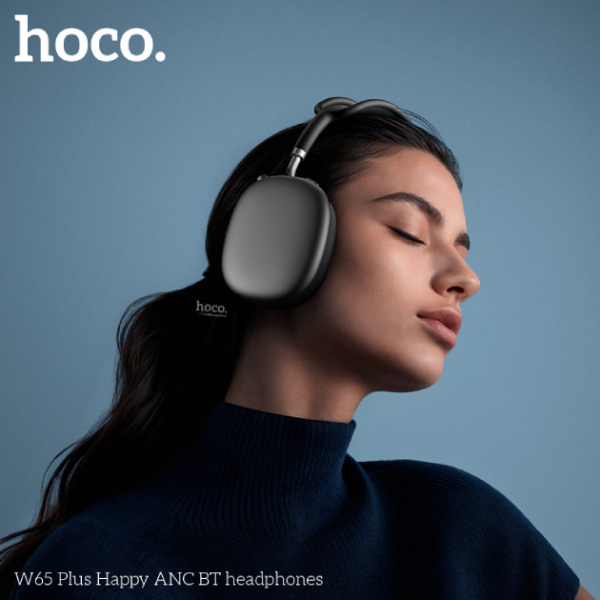 Mujer usando los audífonos de diadema HOCO W65 Plus