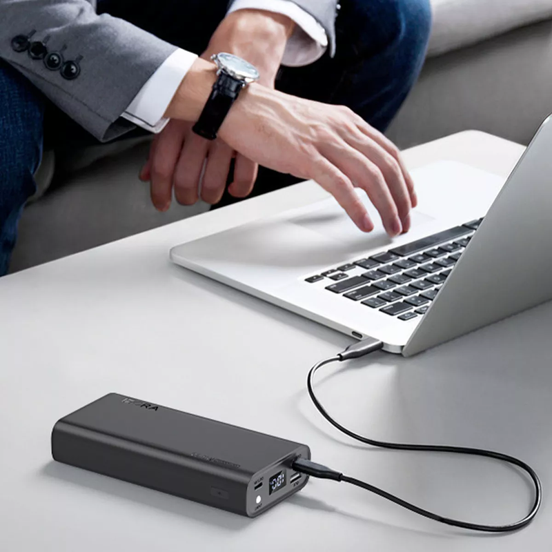 Power bank 1HORA GAR158 cargando un notebook en el escritorio