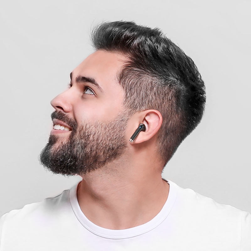 Persona usando los audífonos HOCO EQ1 Music Guide