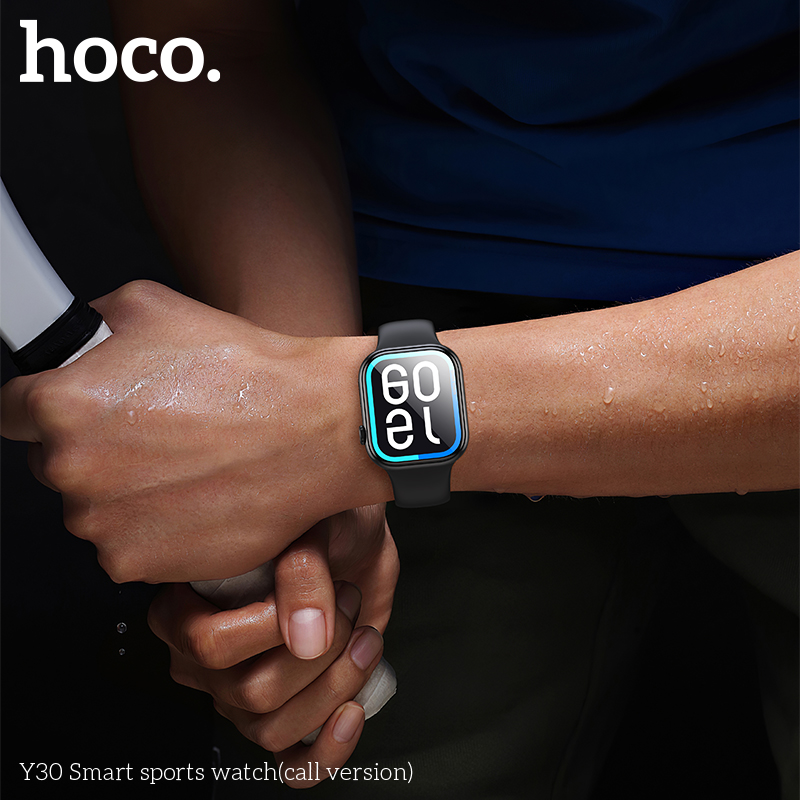 Smartwatch HOCO Y30 negro usado en la muñeca durante entrenamiento