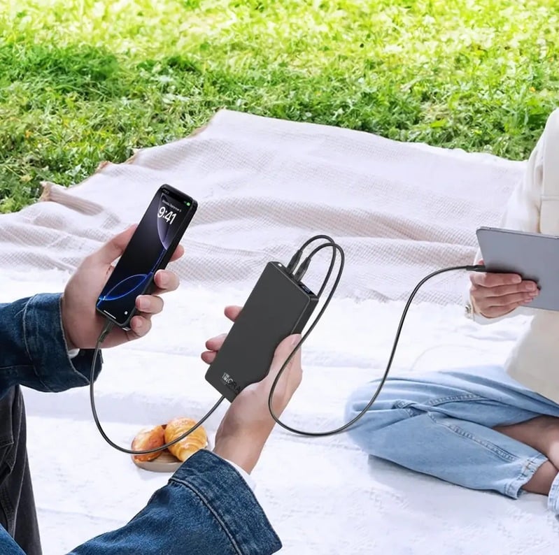 Power bank 1HORA GAR264 cargando un teléfono al aire libre