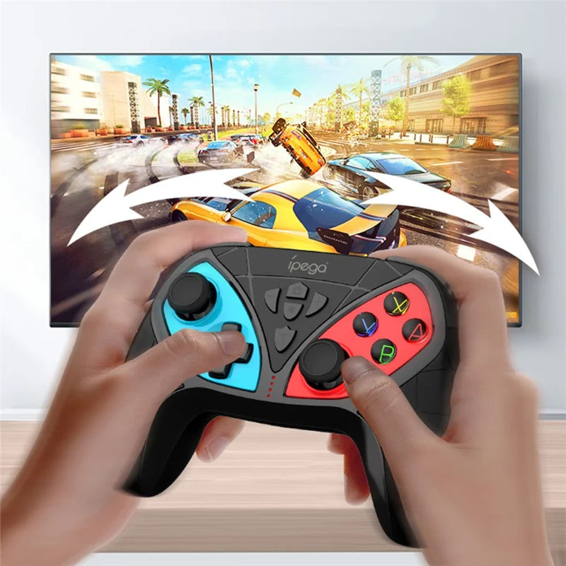 Persona jugando con el control inalámbrico iPEGA PG-SW018