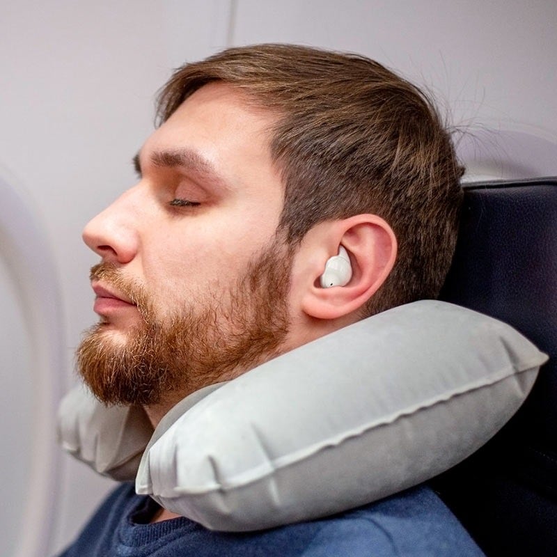 Persona durmiendo con los audífonos HOCO EW65 Sleep