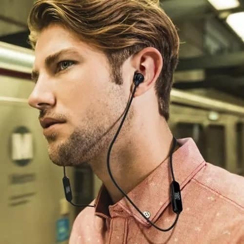 JBL Tune 110 en uso en el transporte público