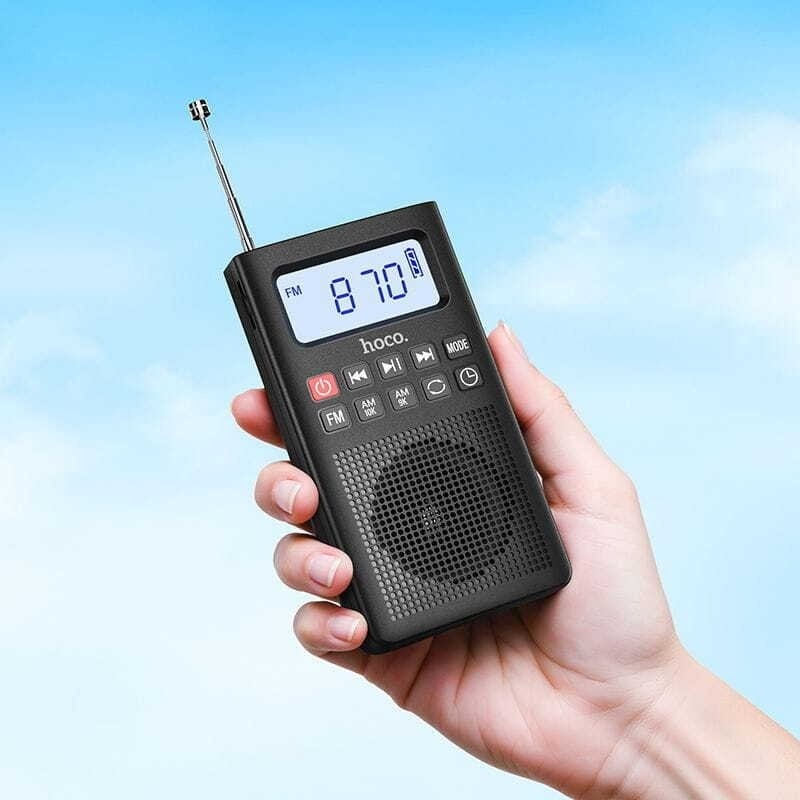 Radio HOCO HI51 sostenida en una mano mostrando la pantalla LCD sintonizando FM