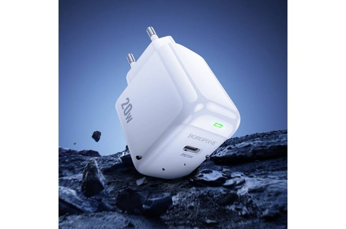 Cargador BOROFONE BAS43A PD 20W conectado cargando un teléfono