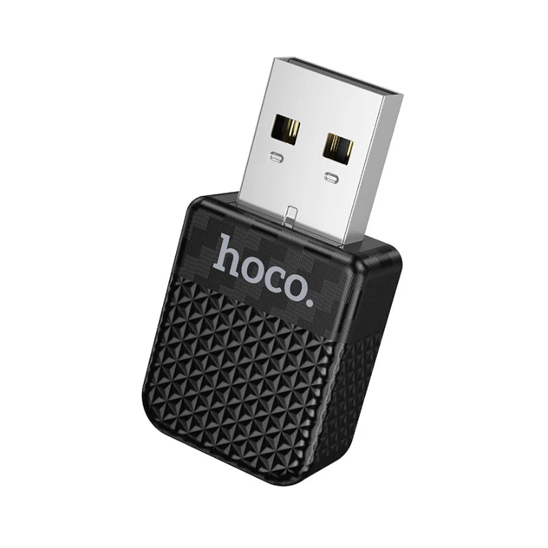 Adaptador HOCO HU3 conectado al puerto USB del automóvil