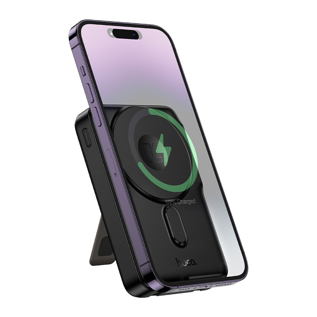 Power bank HOCO Q48 Core adherido magnéticamente a un iPhone
