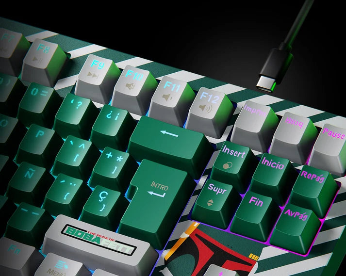 Detalle de los keycaps temáticos de Boba Fett en el teclado Primus Ballista 82T
