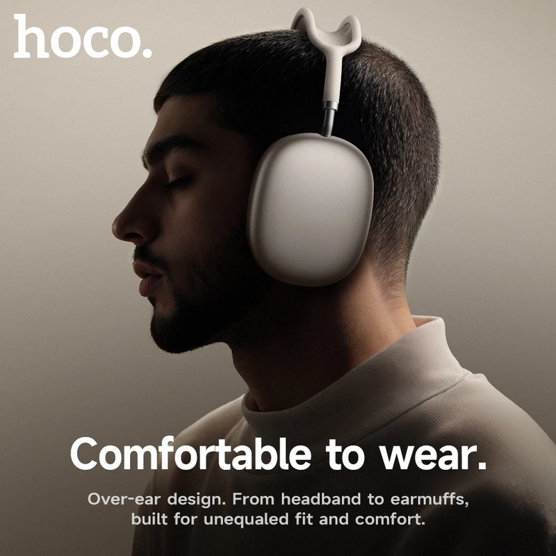 Hombre usando los audífonos de diadema HOCO W65 Plus