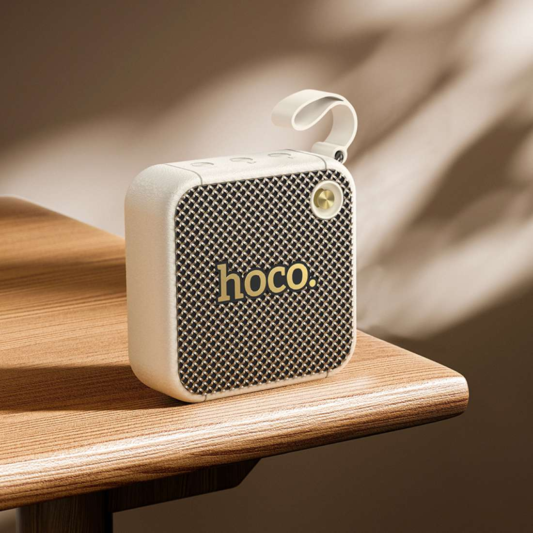 Parlante Bluetooth HOCO HT1 Marquis blanco sobre una mesa de madera