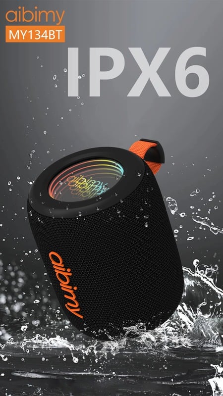 Parlante AIBIMY MY134BT negro con luces RGB e IPX6 entre salpicaduras de agua