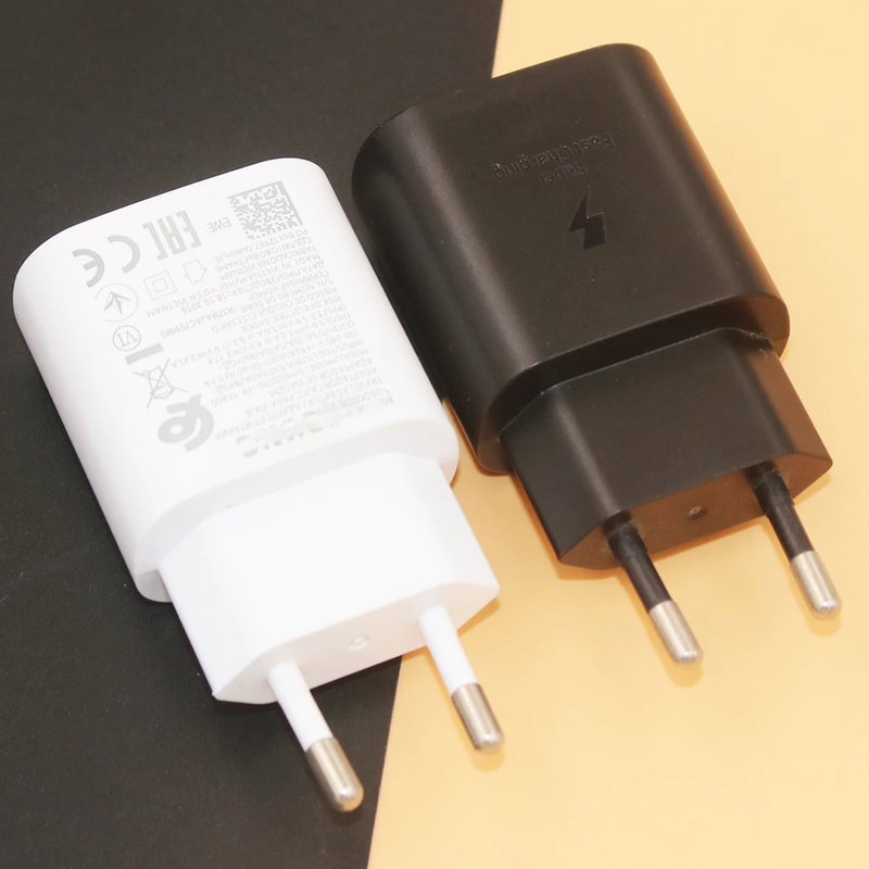 Detalle del adaptador Samsung Original 25W