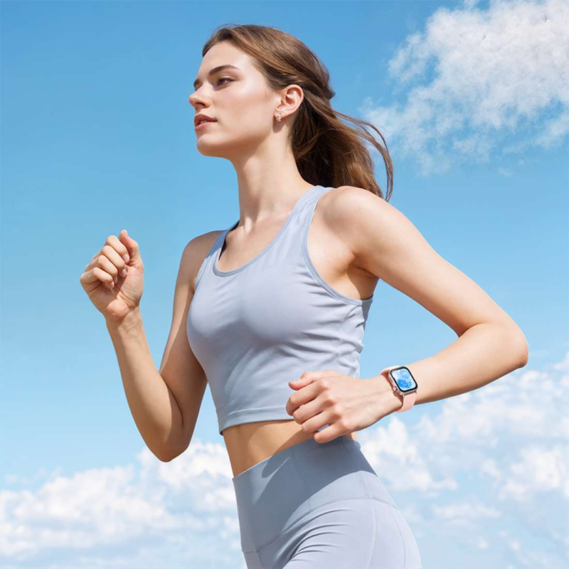 Mujer corriendo con el smartwatch HOCO Y32 en la muñeca