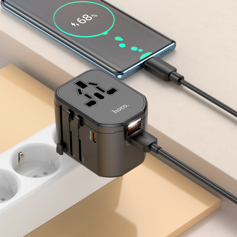 Adaptador HOCO AC15 Walker cargando varios equipos