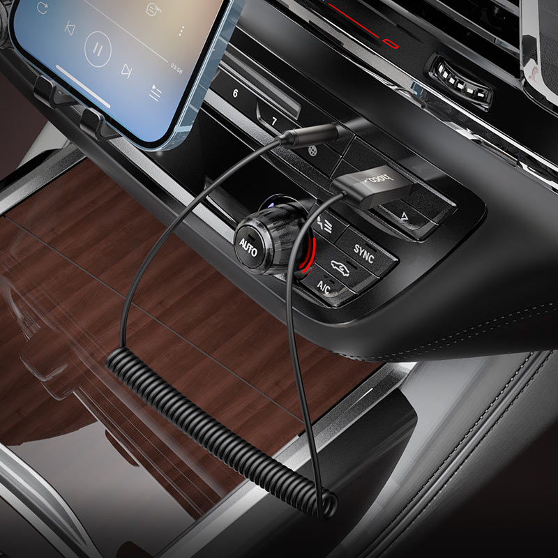 Receptor Bluetooth HOCO E78 conectado en el interior de un auto