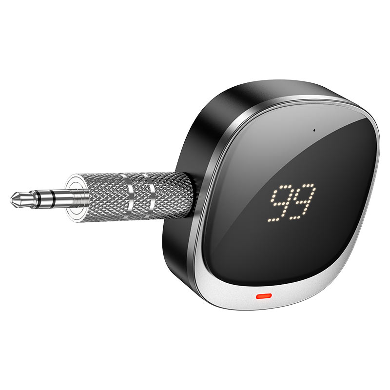Detalle de la salida de audio del receptor HOCO E80 Travel