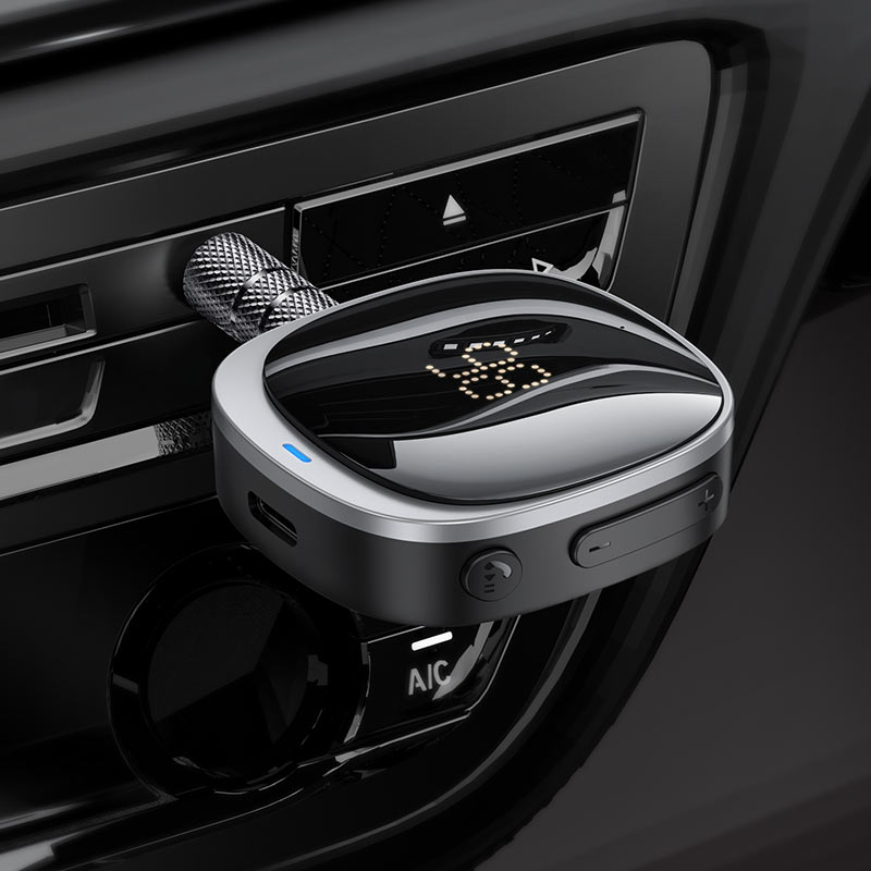 Receptor Bluetooth HOCO E80 Travel en el interior de un auto