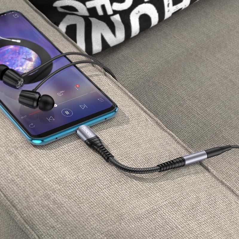 Adaptador HOCO LS33 conectado a audífonos