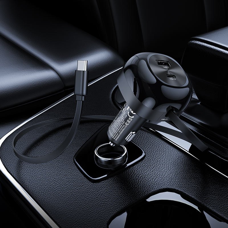 Cargador HOCO NZ15 Unimpeded en el interior de un automóvil