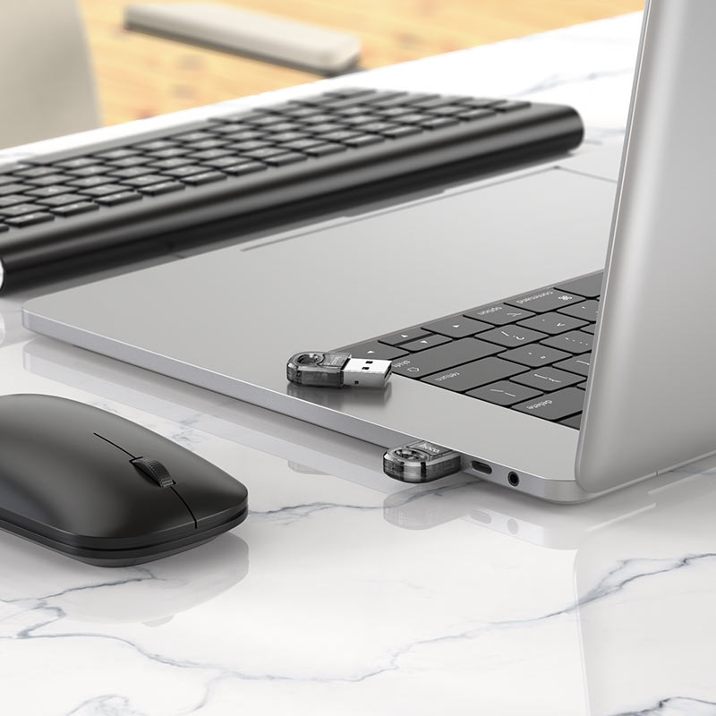 Adaptador HOCO UA28 conectado a un notebook