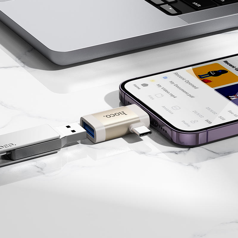 Adaptador HOCO UA31F conectado a un celular