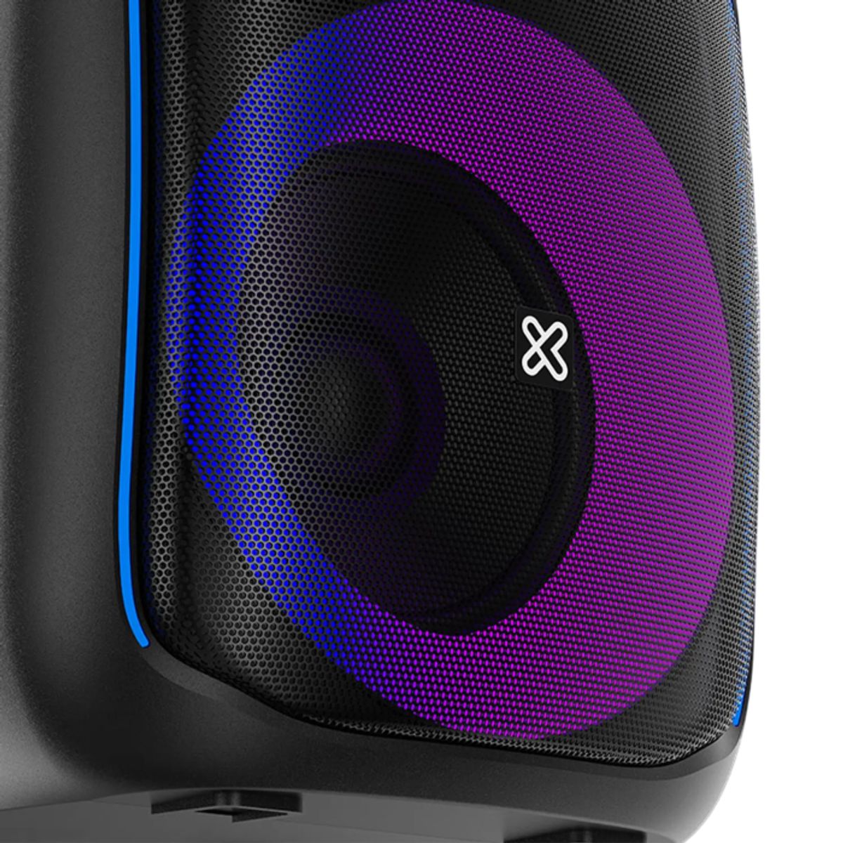 Detalle del subwoofer de 6,5 pulgadas del Klip Xtreme BoomBlaster con anillo LED azul y morado